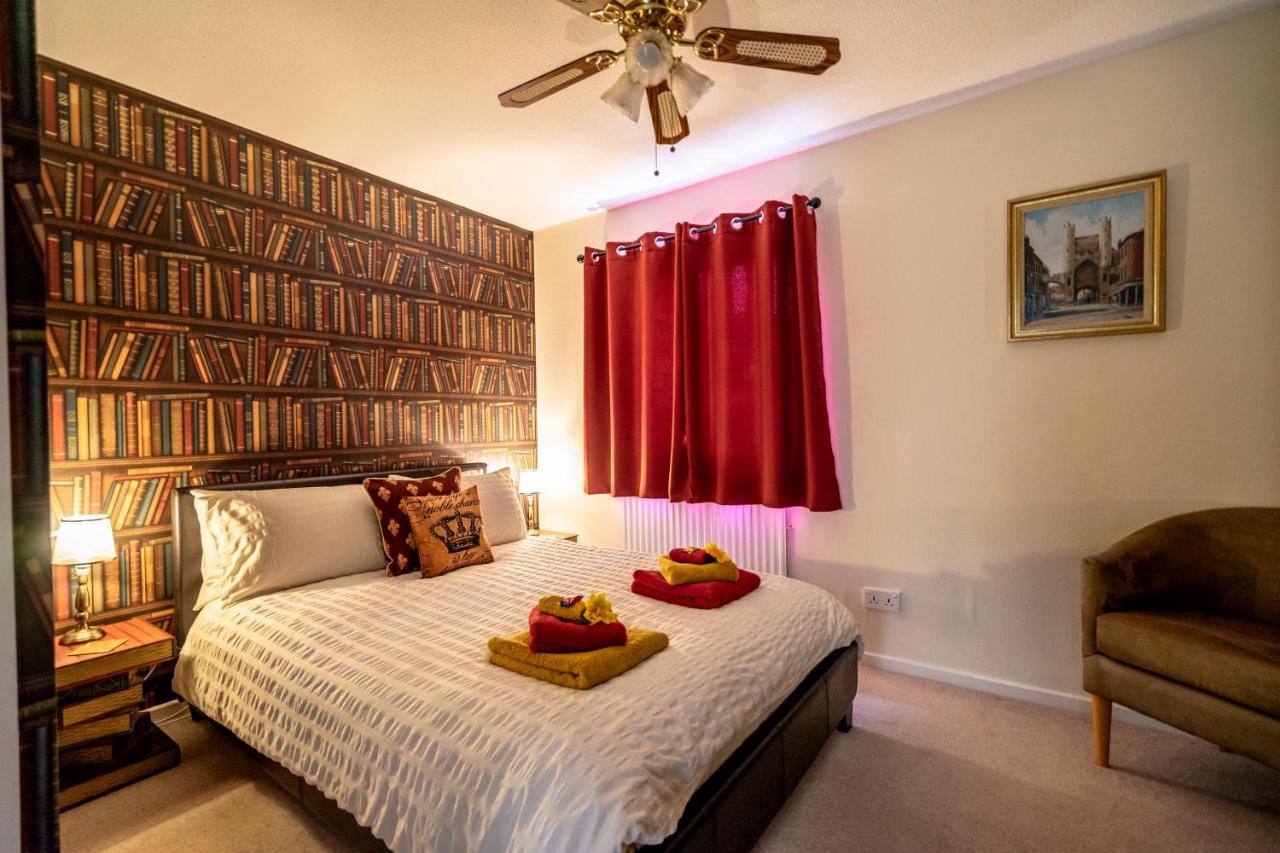 14 Cloisters Walk Apartment *