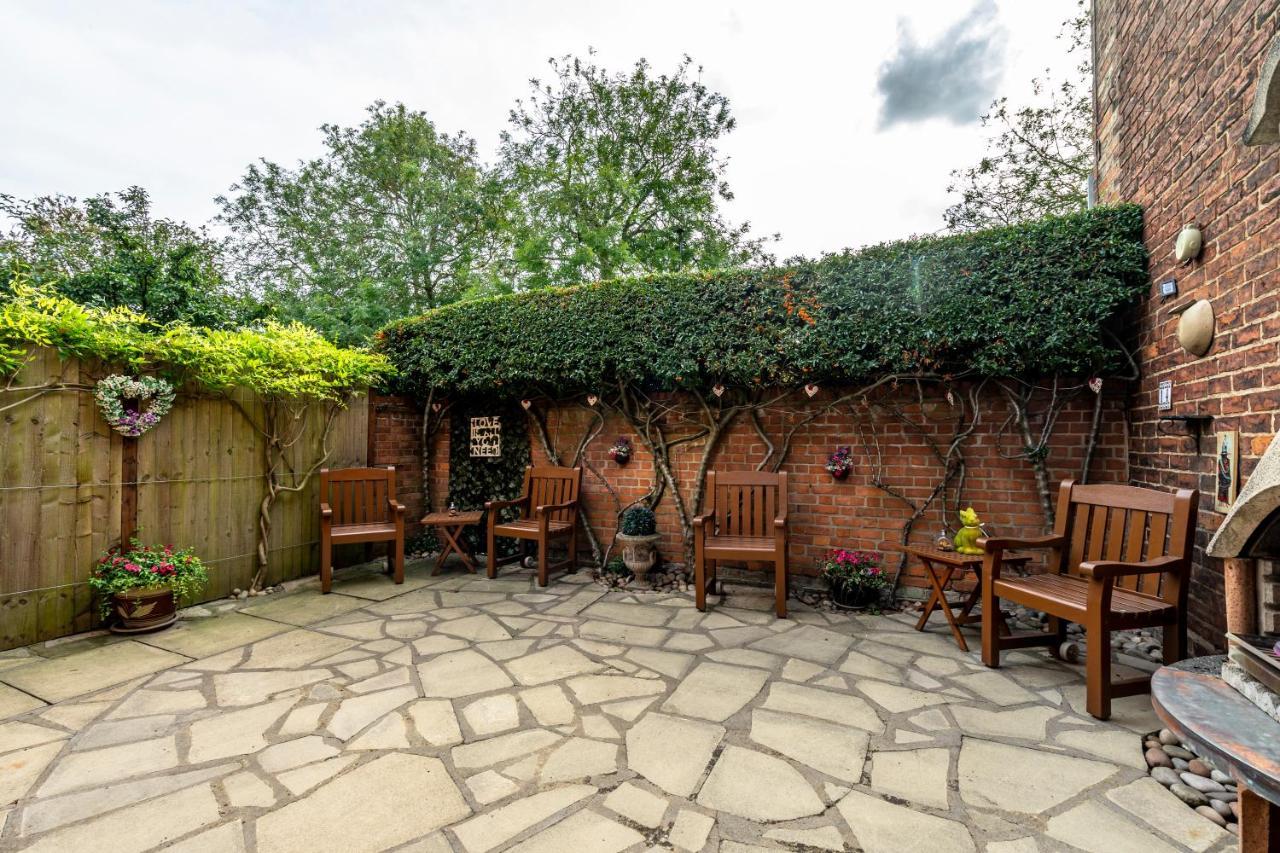 14 Cloisters Walk Apartment *
