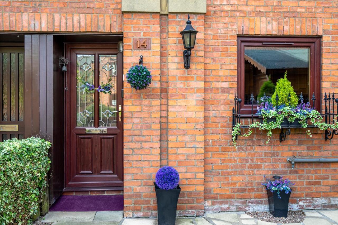 14 Cloisters Walk Apartment *