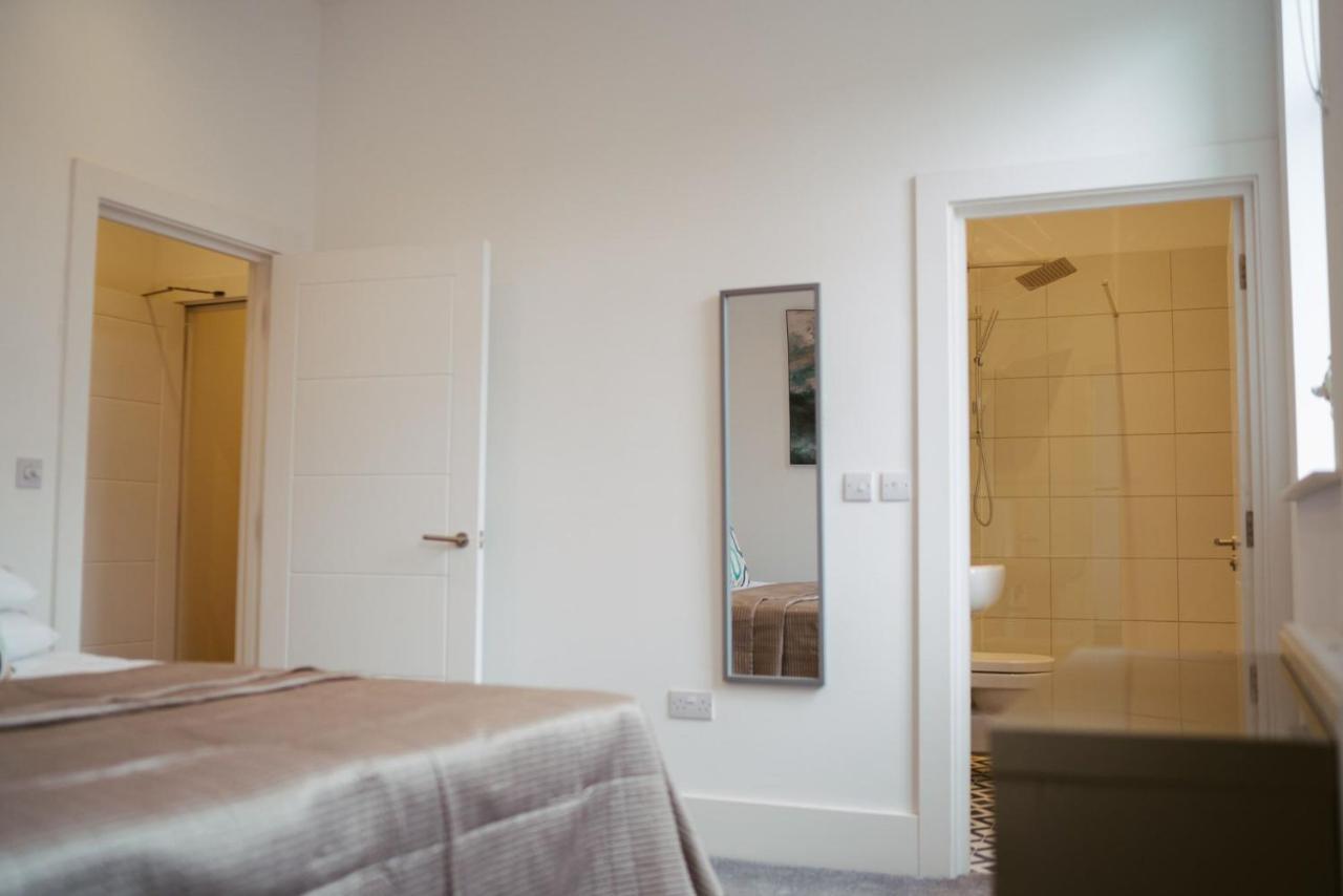 8 2 Bedrooms, Sleeps X 6 *