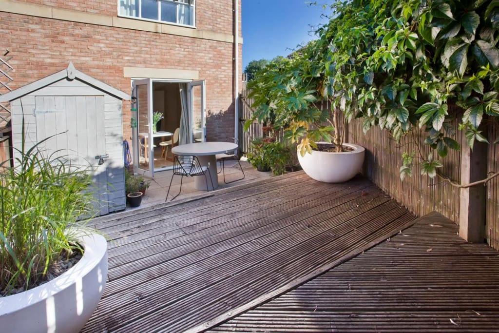 Walking Distance To Racecourse And Centre *