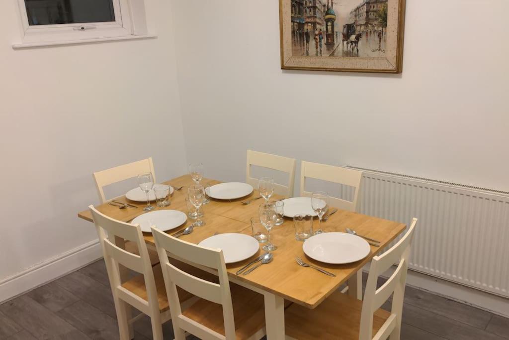 4 Bedroom Near Racecourse Apartment *
