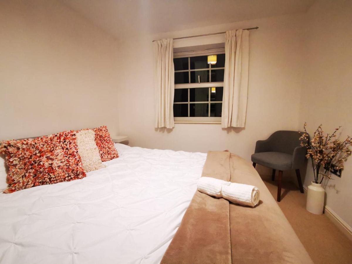 Gorgeous + Attentive Host + Free Parking Apartment York