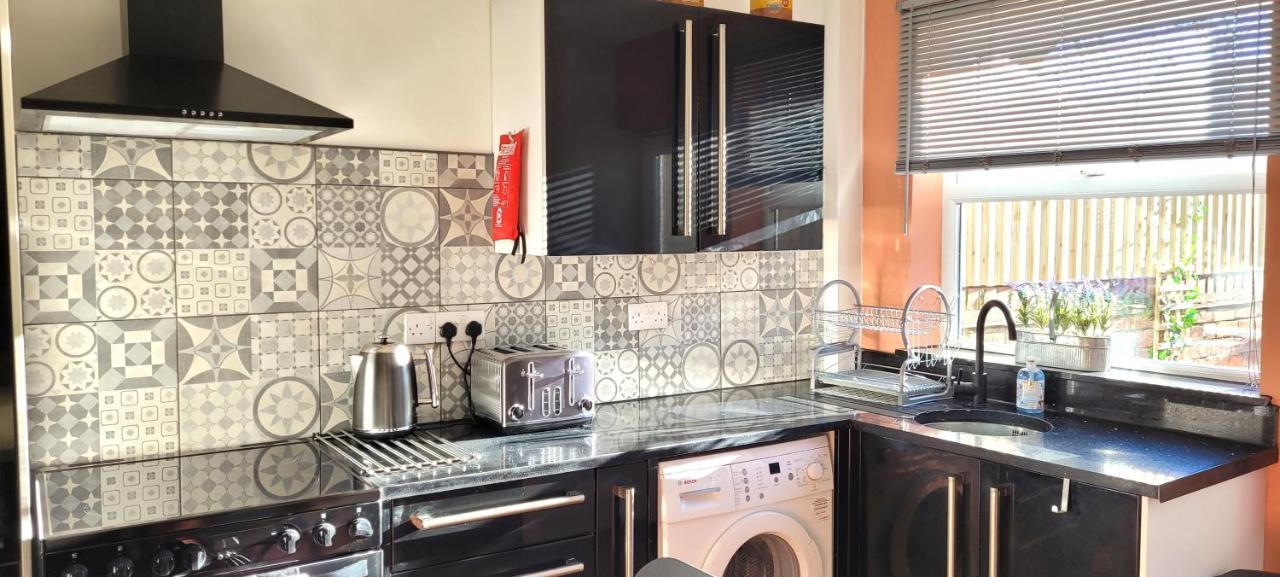 Sutherland St - 2 Bed With Free Parking *