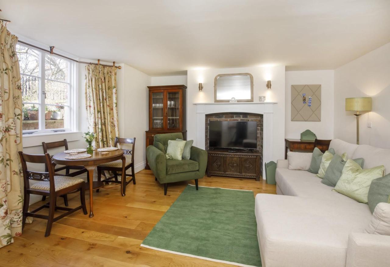 The Square Garden In For Up To 4 Guests *