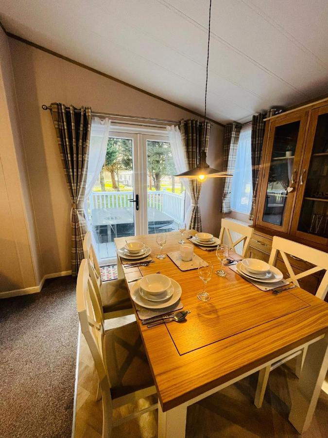 Peace With Hot Tub Holiday home York