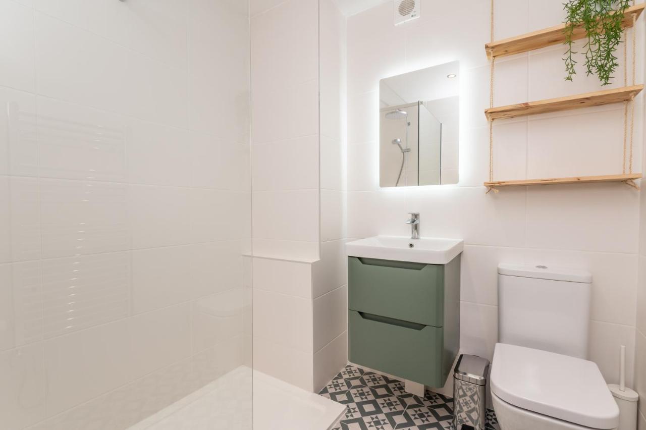 Newly Renovated Centre Flat - Pass The Keys