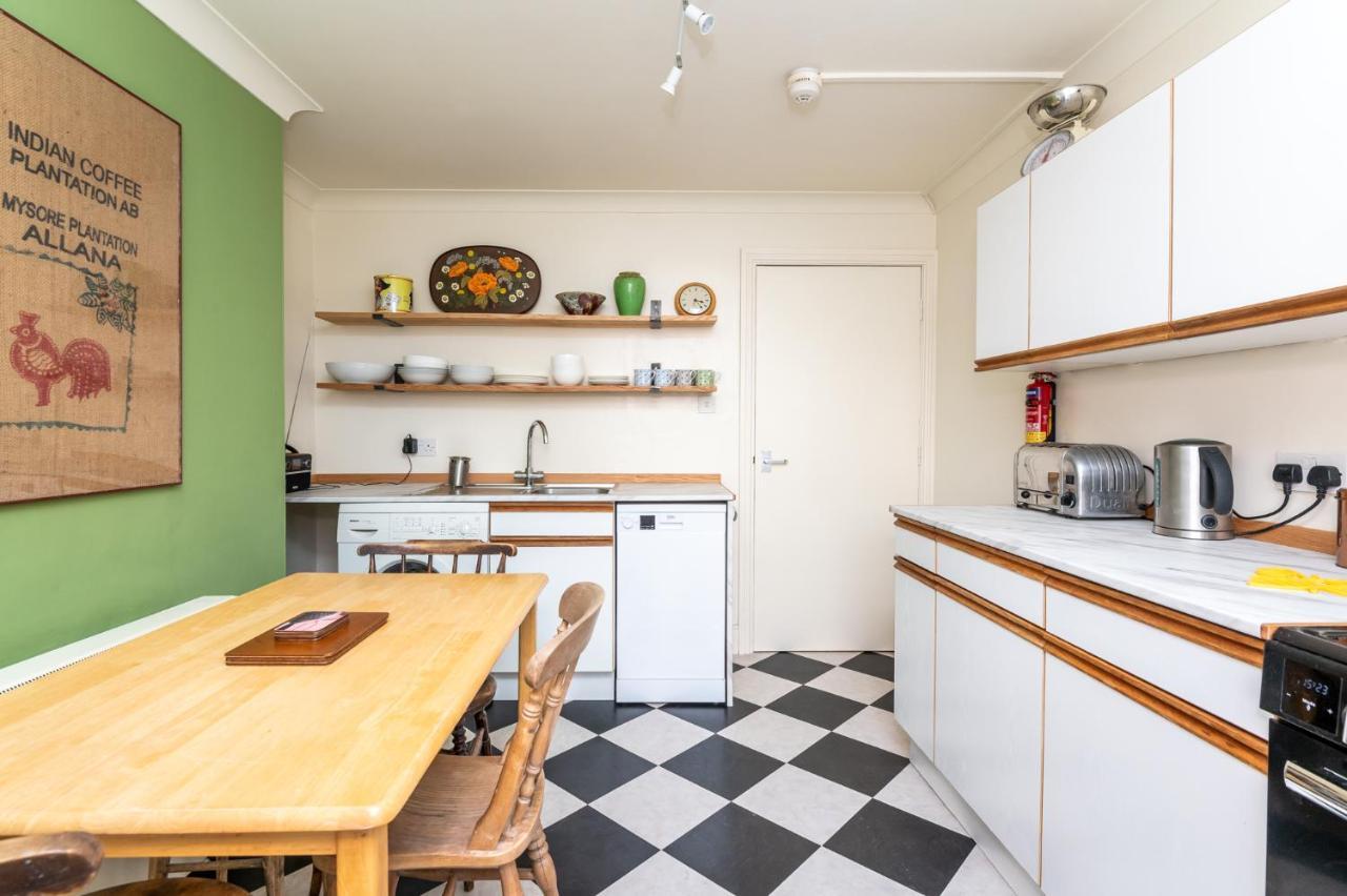 Newly Renovated Centre Flat - Pass The Keys *
