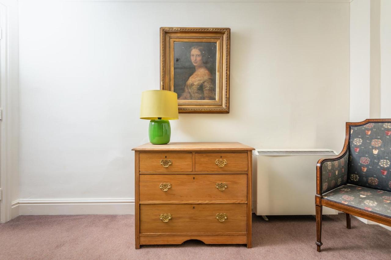 Newly Renovated Centre Flat - Pass The Keys Apartment