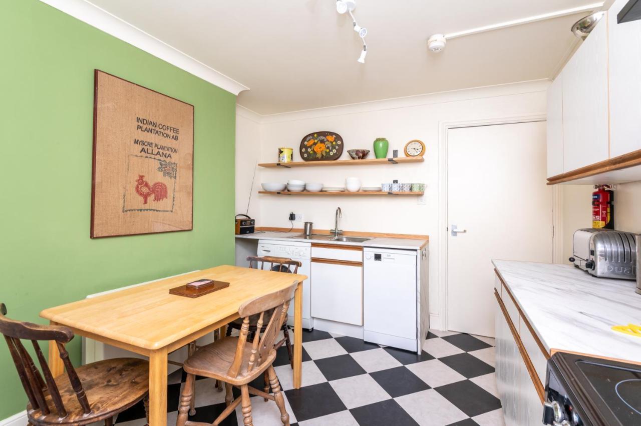 Newly Renovated Centre Flat - Pass The Keys Apartment