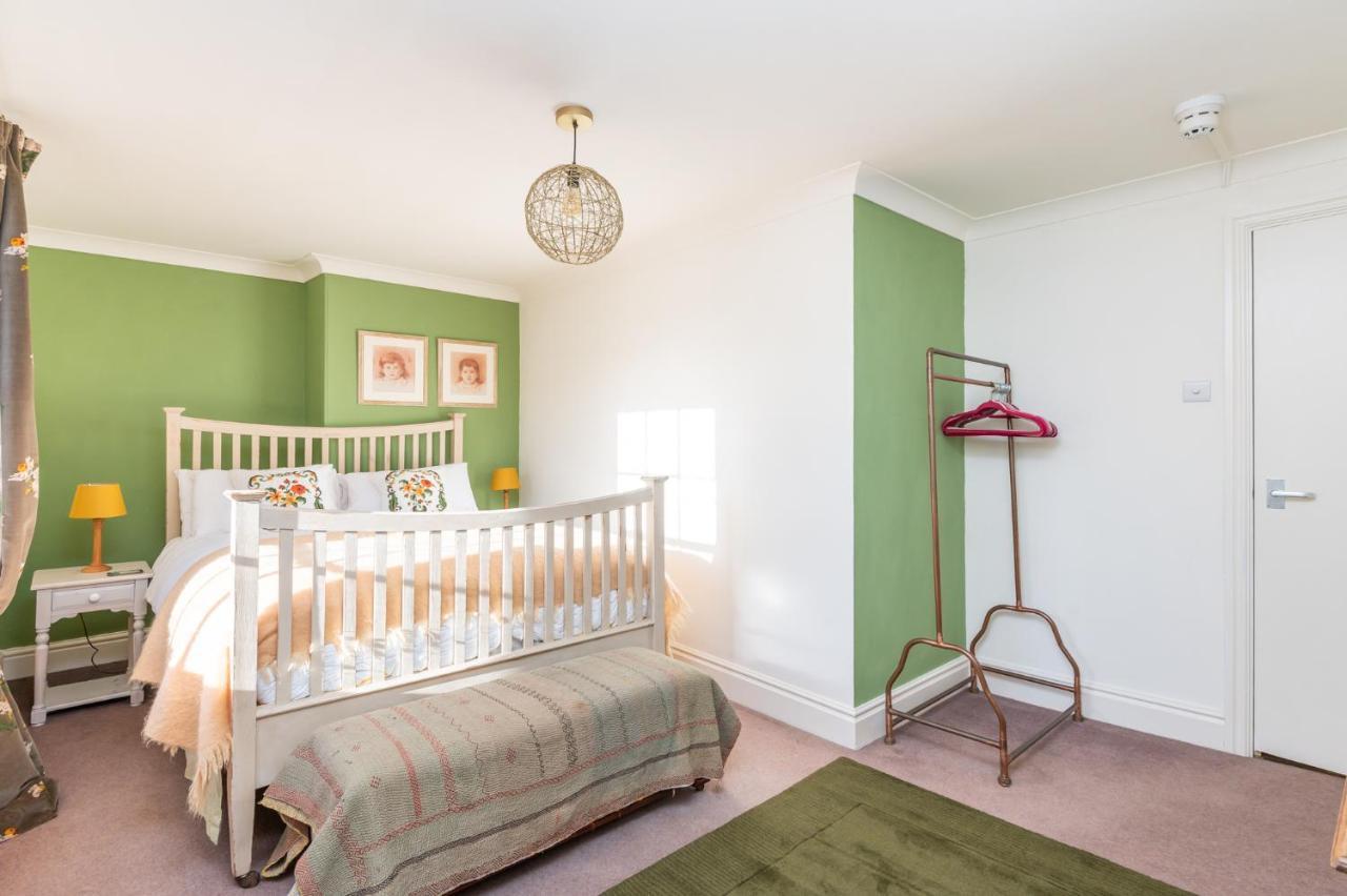 Newly Renovated Centre Flat - Pass The Keys Apartment