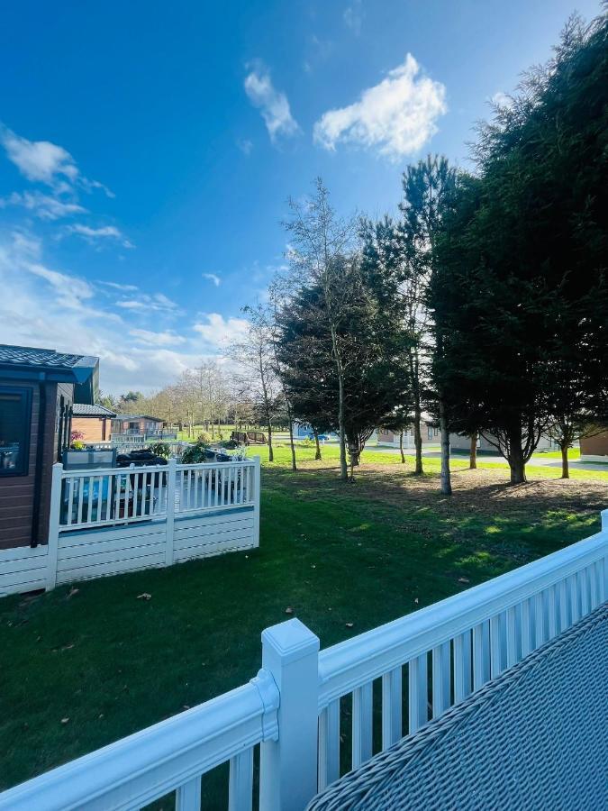 Peace With Hot Tub Holiday home York