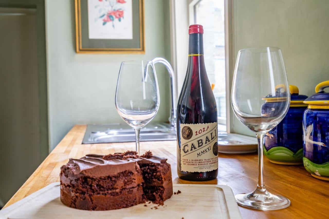 The Victorian House - Child And Dog Friendly, Free Parking *