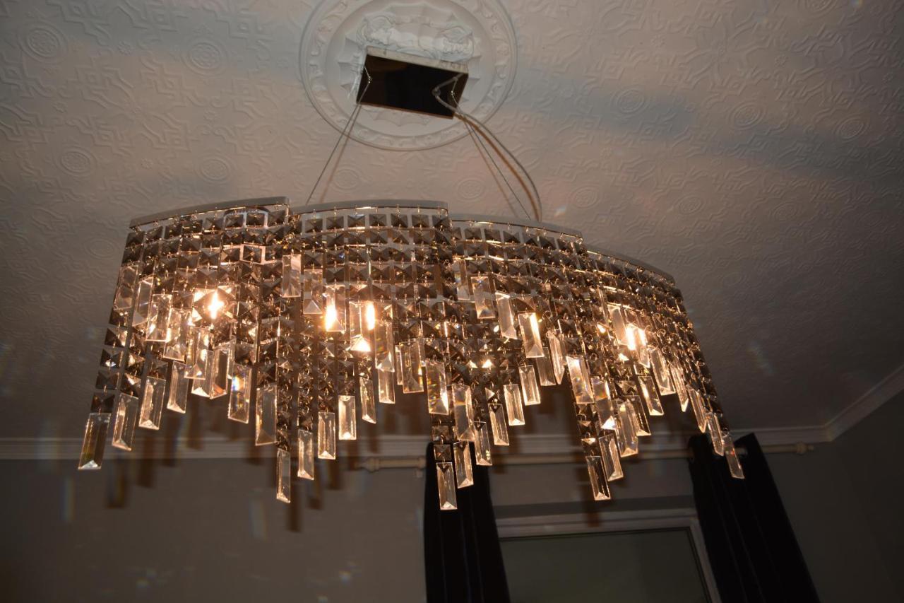 Luxury In - Sleeps -5 , Free Parking ,