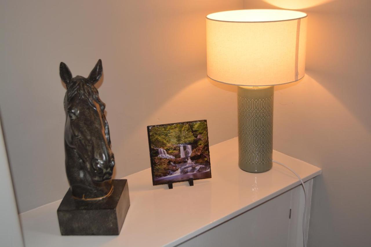 Luxury In - Sleeps -5 , Free Parking ,