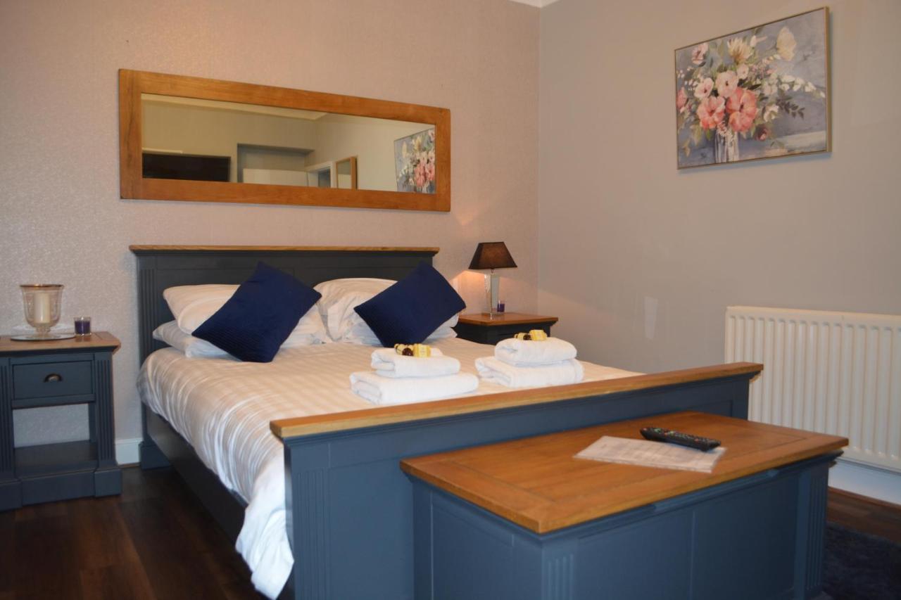 Luxury In - Sleeps -5 , Free Parking ,