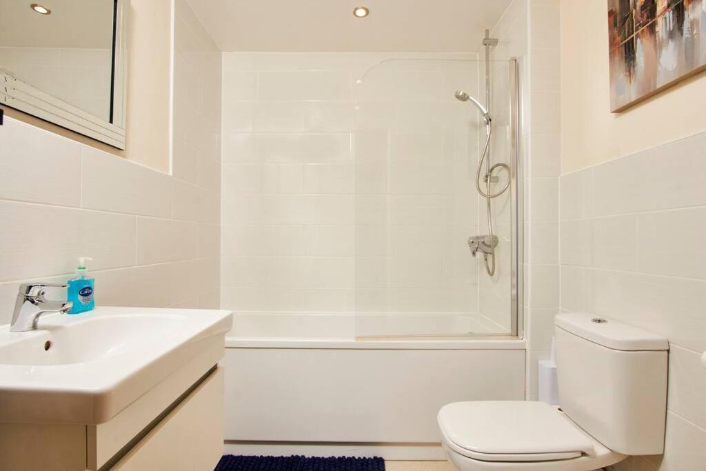 Apartment Spacious Flat With Parking In The Heart Of *