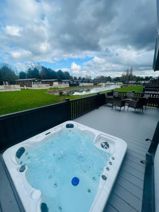 Belle Vue With Hot Tub Lodge *