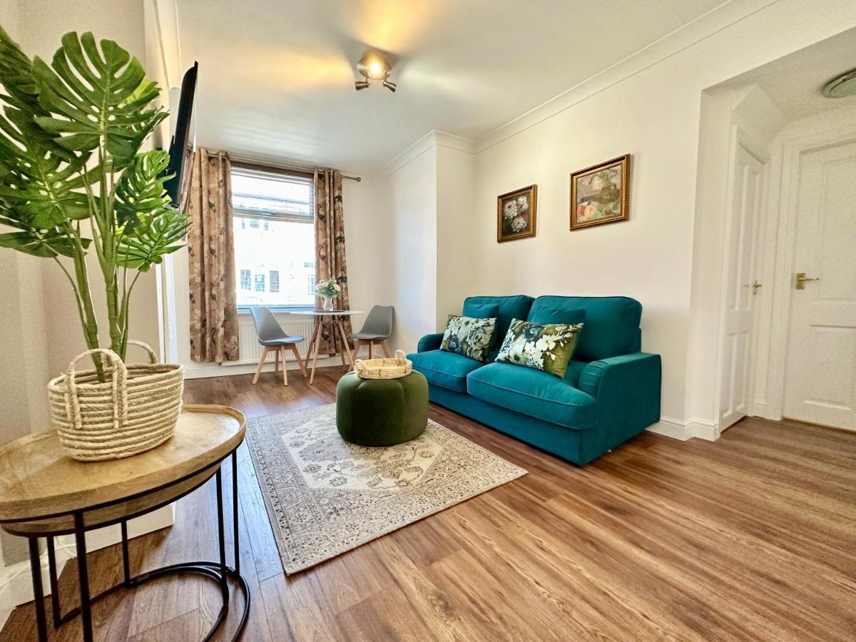 De Burgh Ground Floor With Free Parking