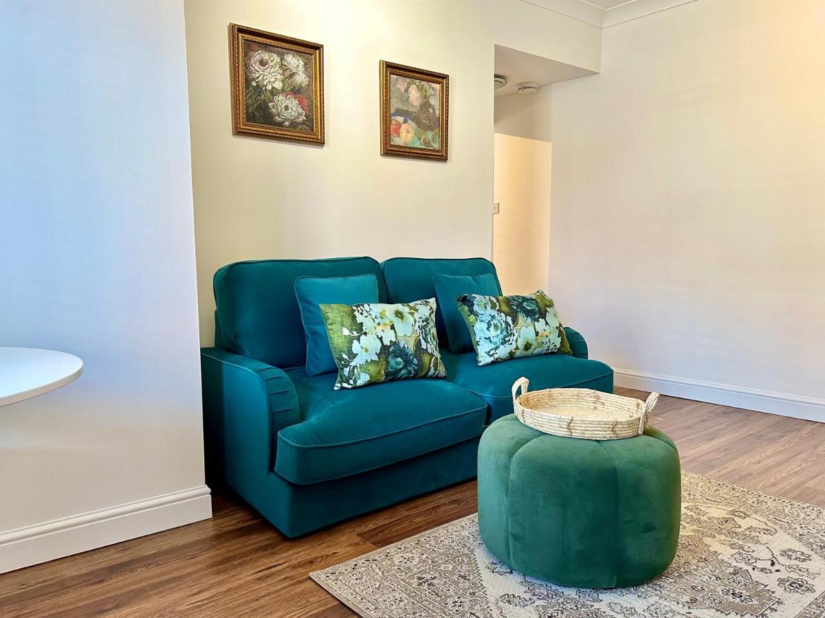 Apartment De Burgh Ground Floor With Free Parking