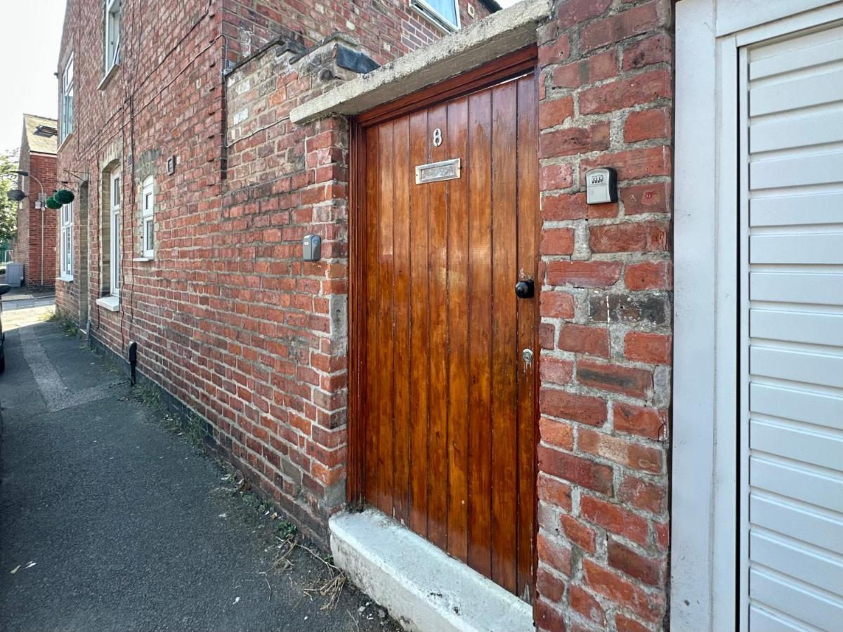 De Burgh Ground Floor With Free Parking