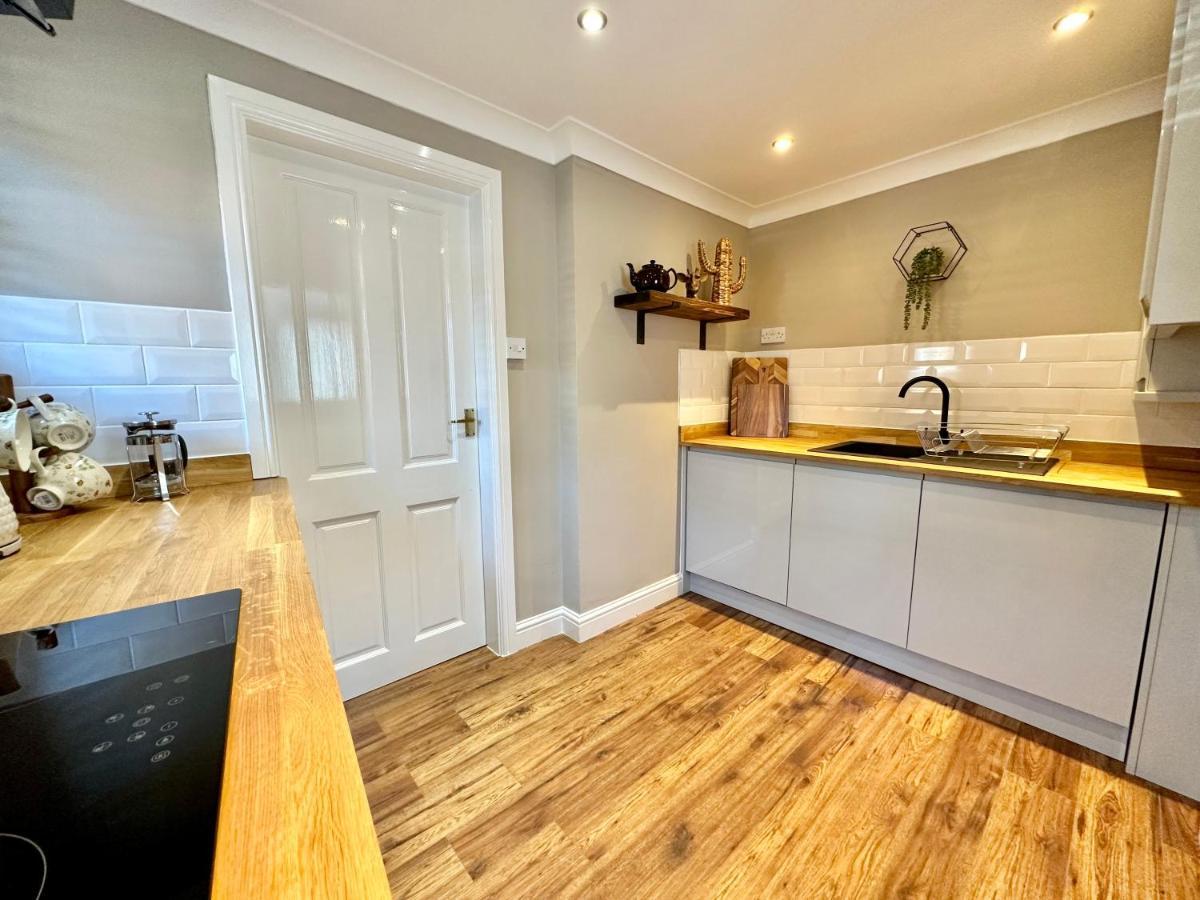 De Burgh Ground Floor With Free Parking *