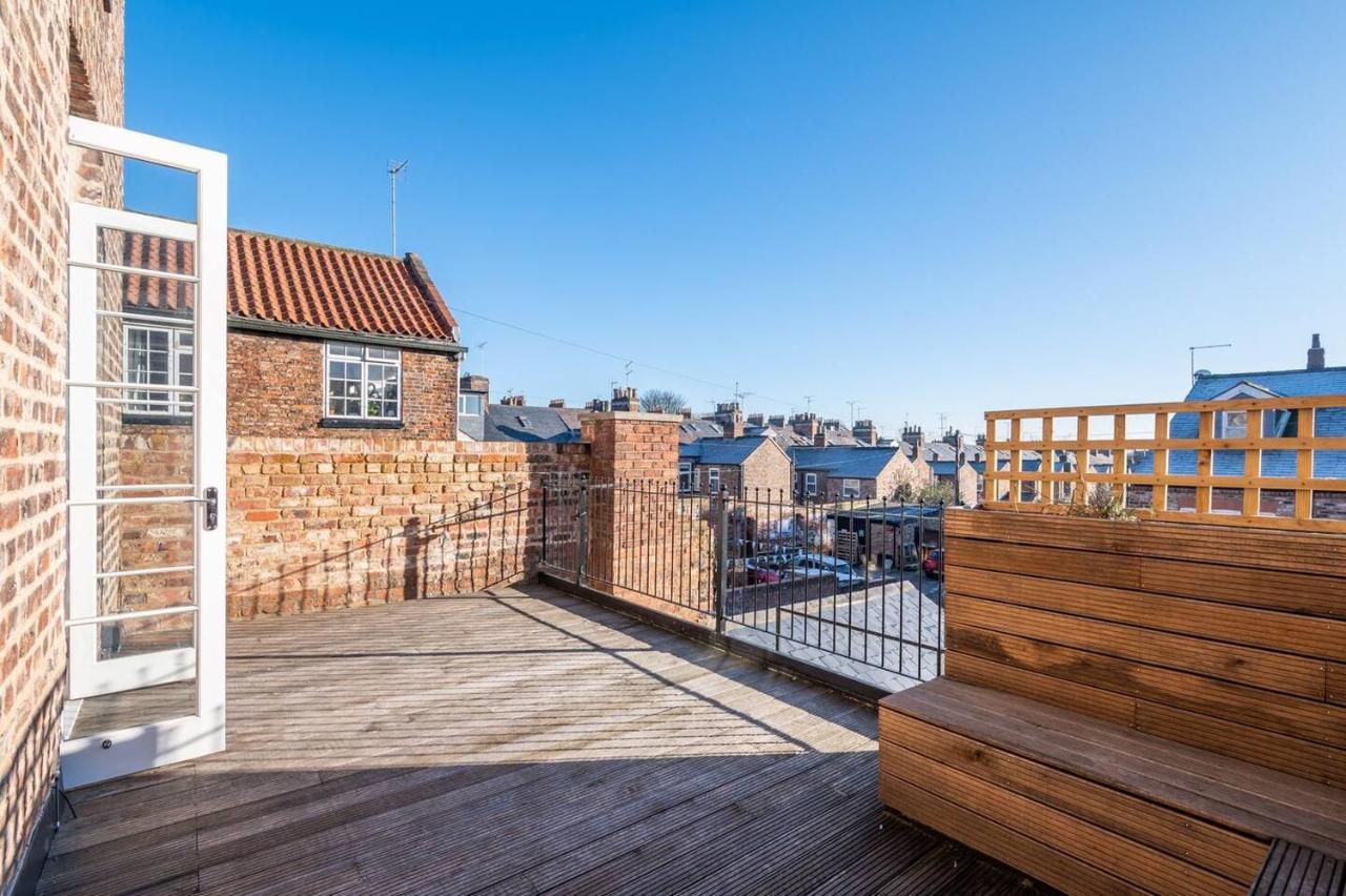 Pass The Keys Luxurious Duplex With Parking Apartment York