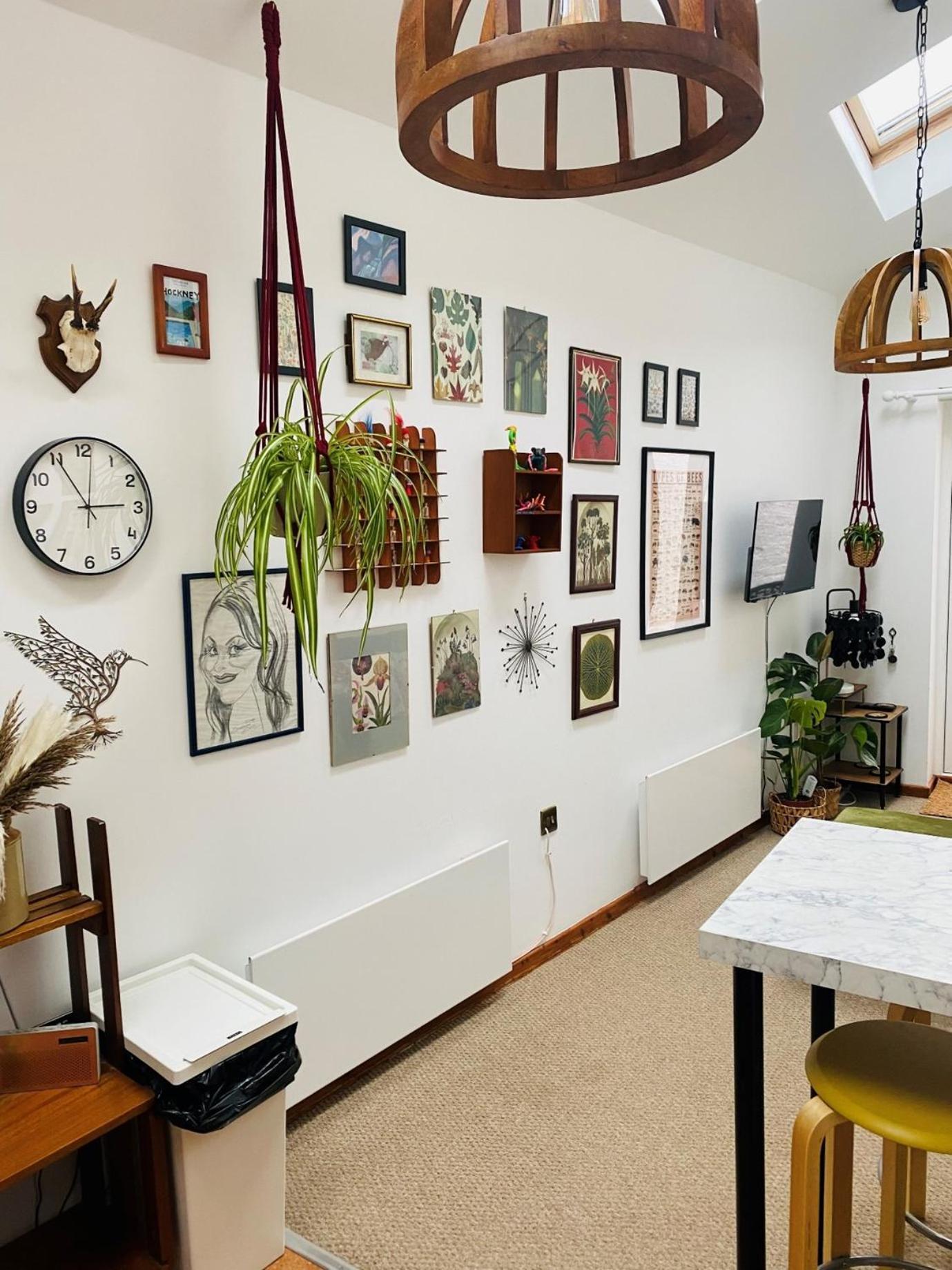 Quirky 10 Min Walk To With Free Parking Apartment *