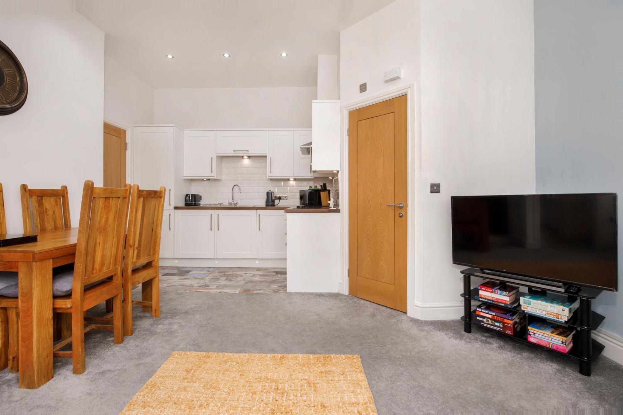 5 The Keyes With Free Parking Apartment