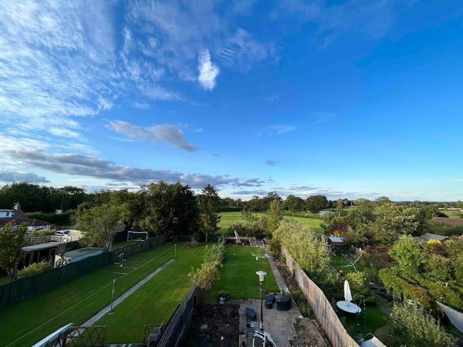 Large Double With Free Parking In Homestay