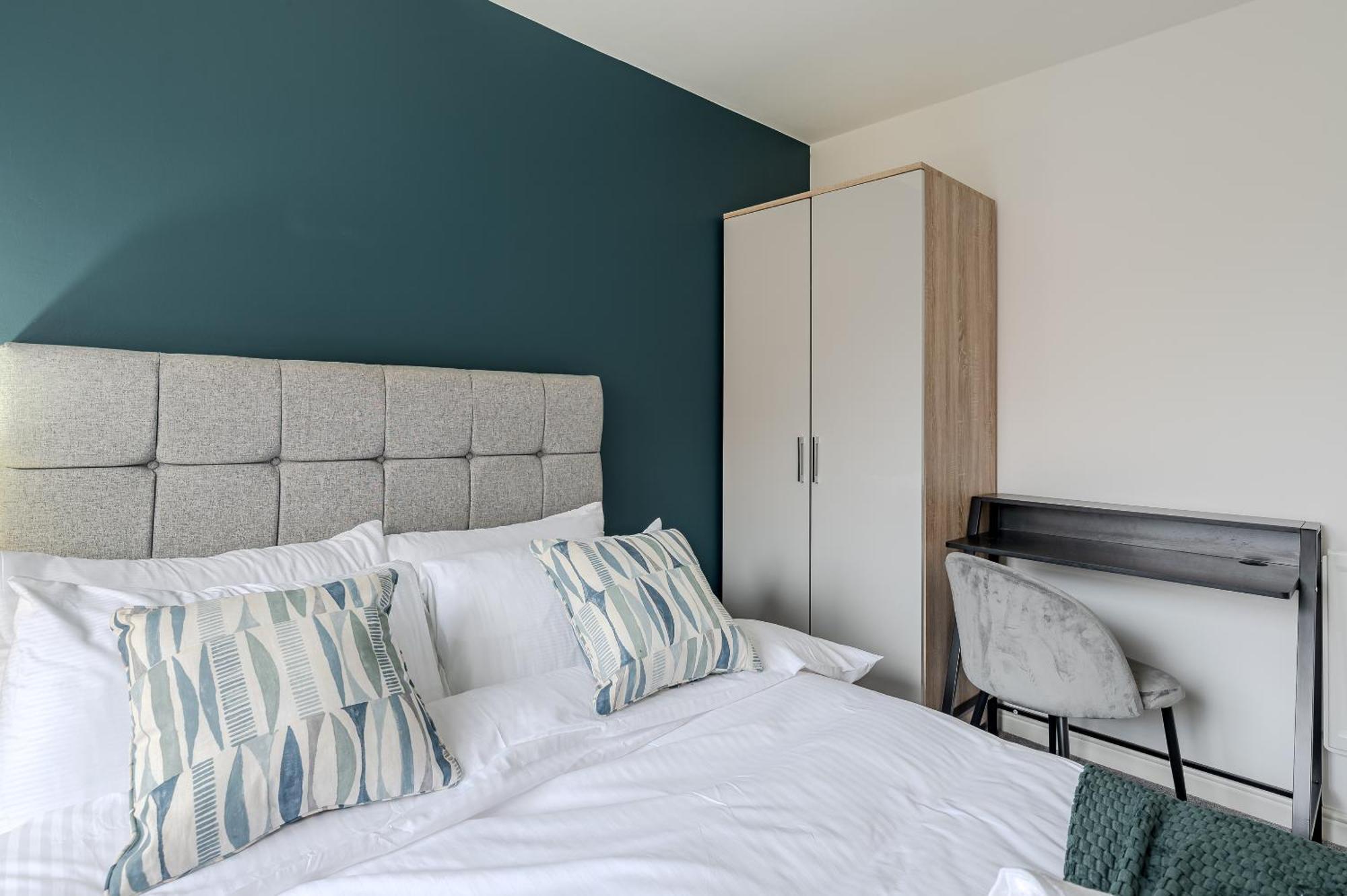 Holiday home Quiet 3 Bed Hse, Sleeps 5 Free Prkg-3 Cars, 10mins, Contractor Friendly