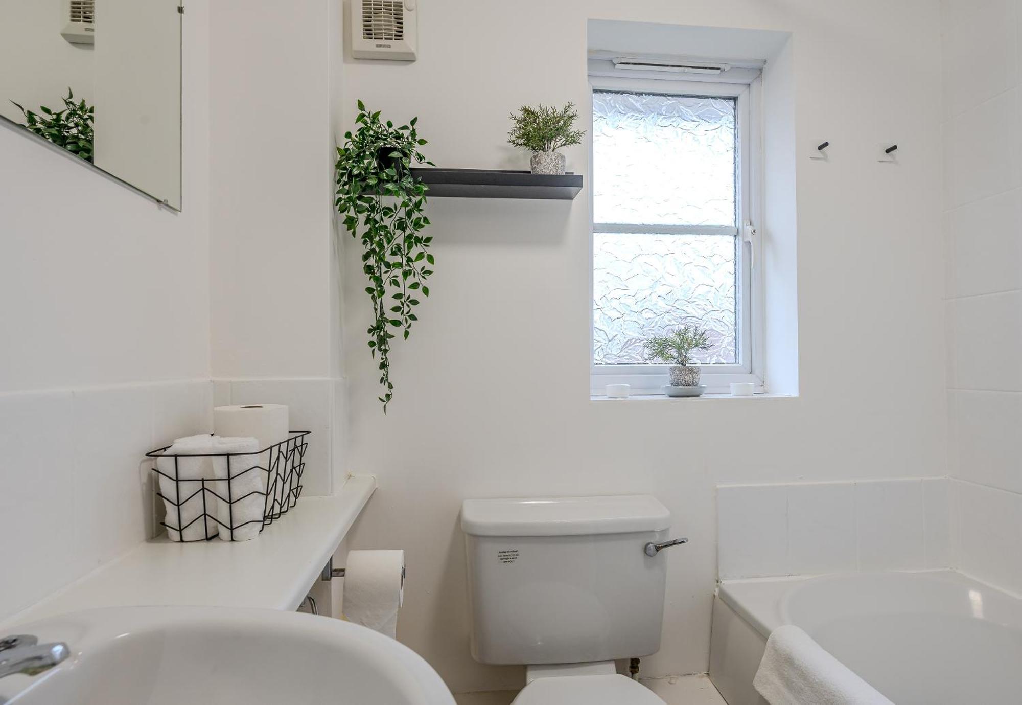 Holiday home Quiet 3 Bed Hse, Sleeps 5 Free Prkg-3 Cars, 10mins, Contractor Friendly