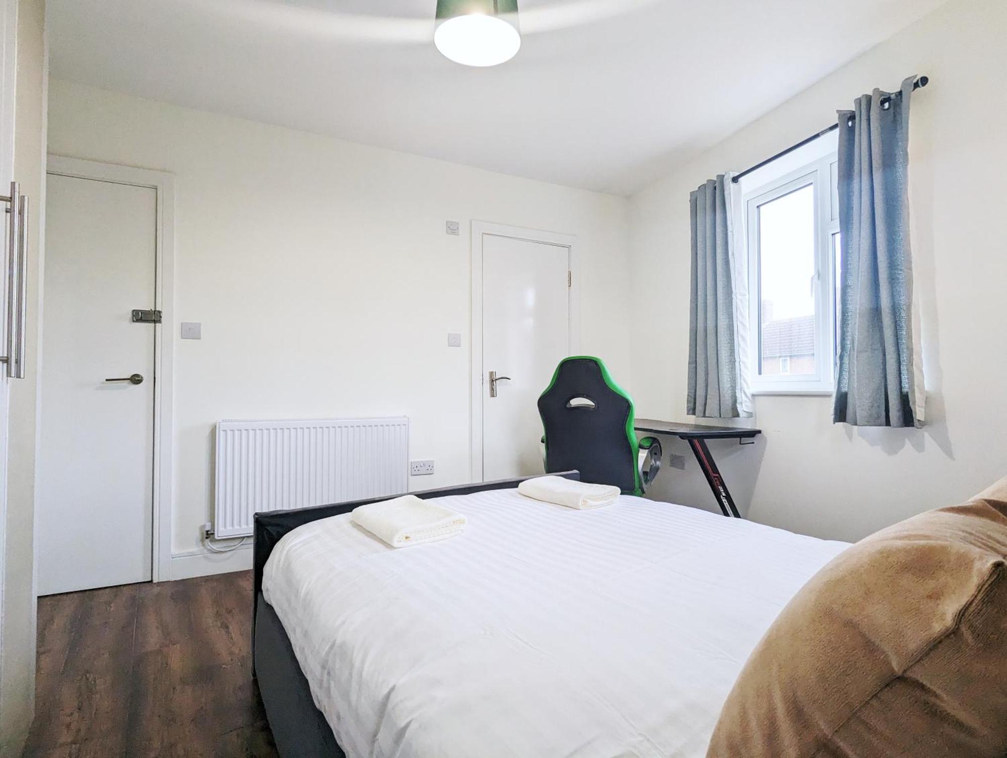 Near City Centre Private Bath Free Parking Holiday home