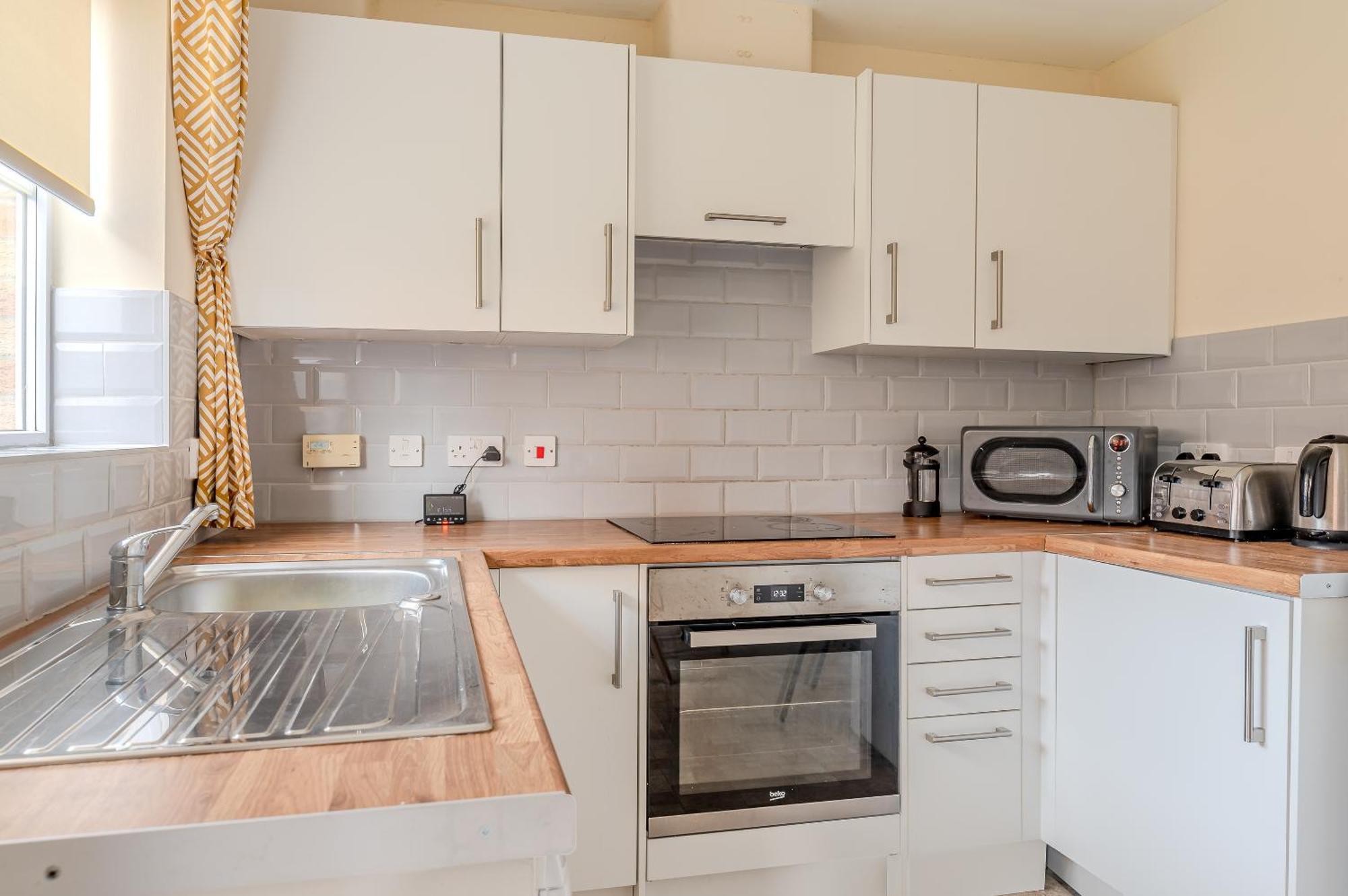 Quiet 3 Bed Hse, Sleeps 5 Free Prkg-3 Cars, 10mins, Contractor Friendly Holiday home