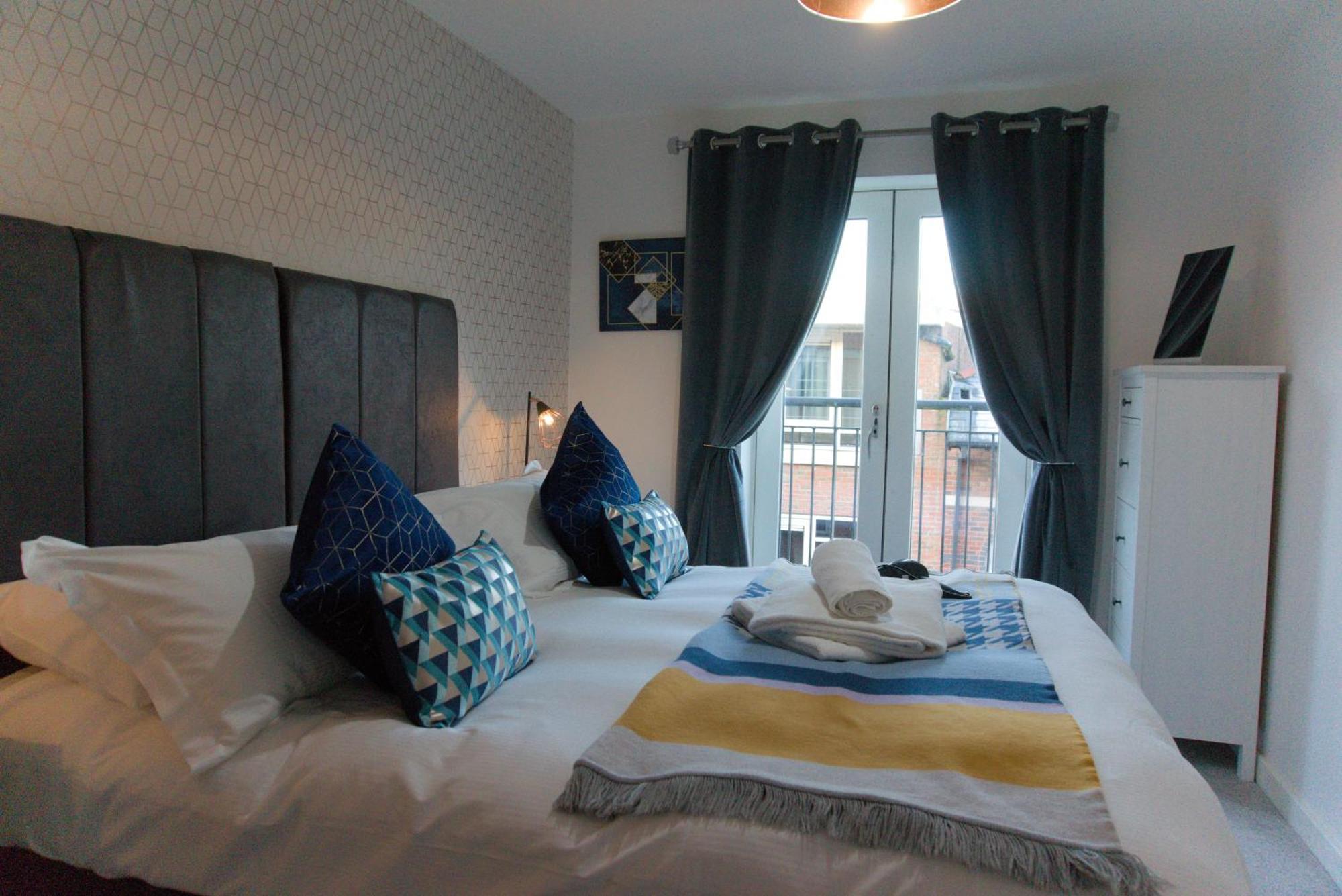 Domus, With Free Secure Parking On Site Apartment *