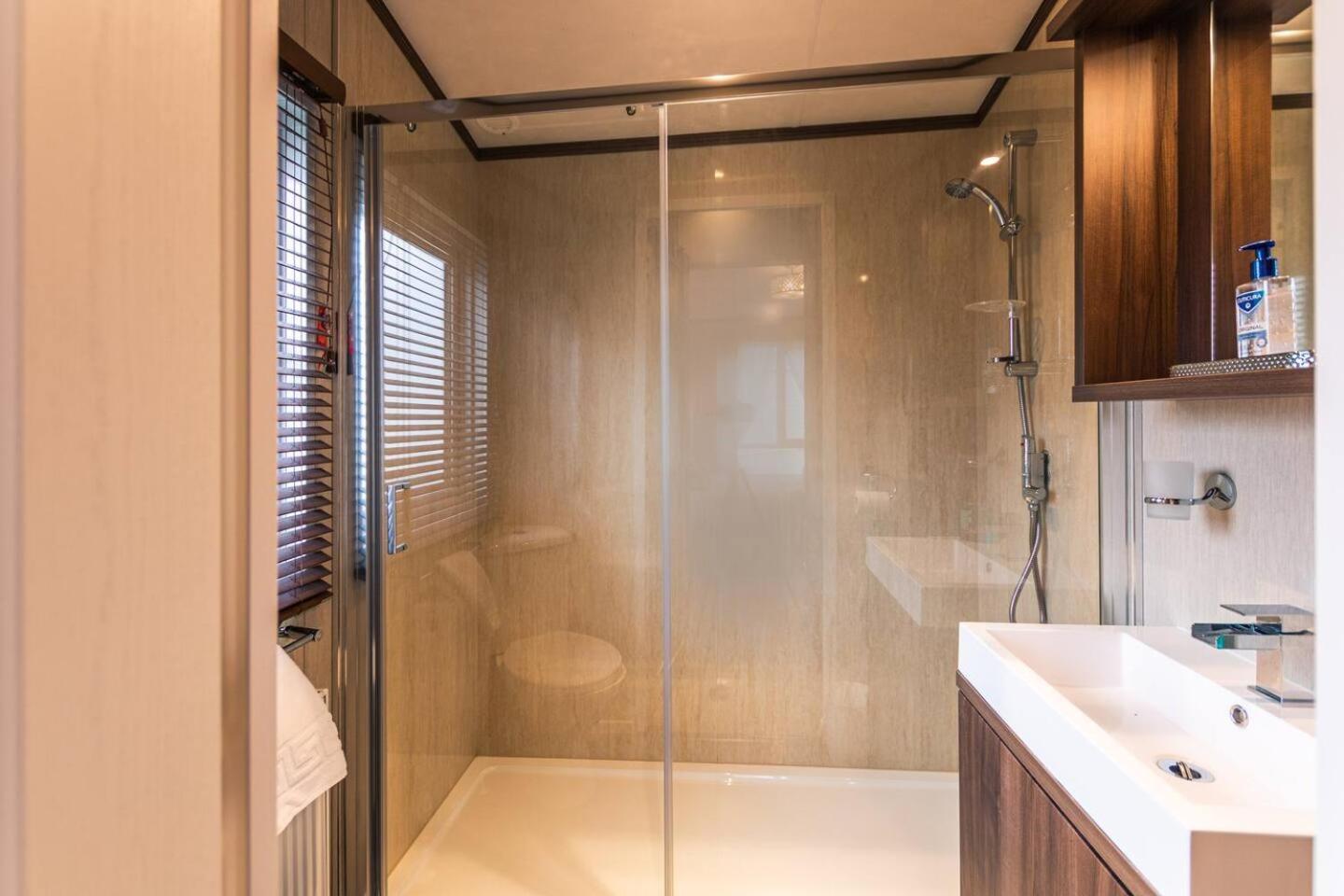 Lakeside Gem With Hot Tub York