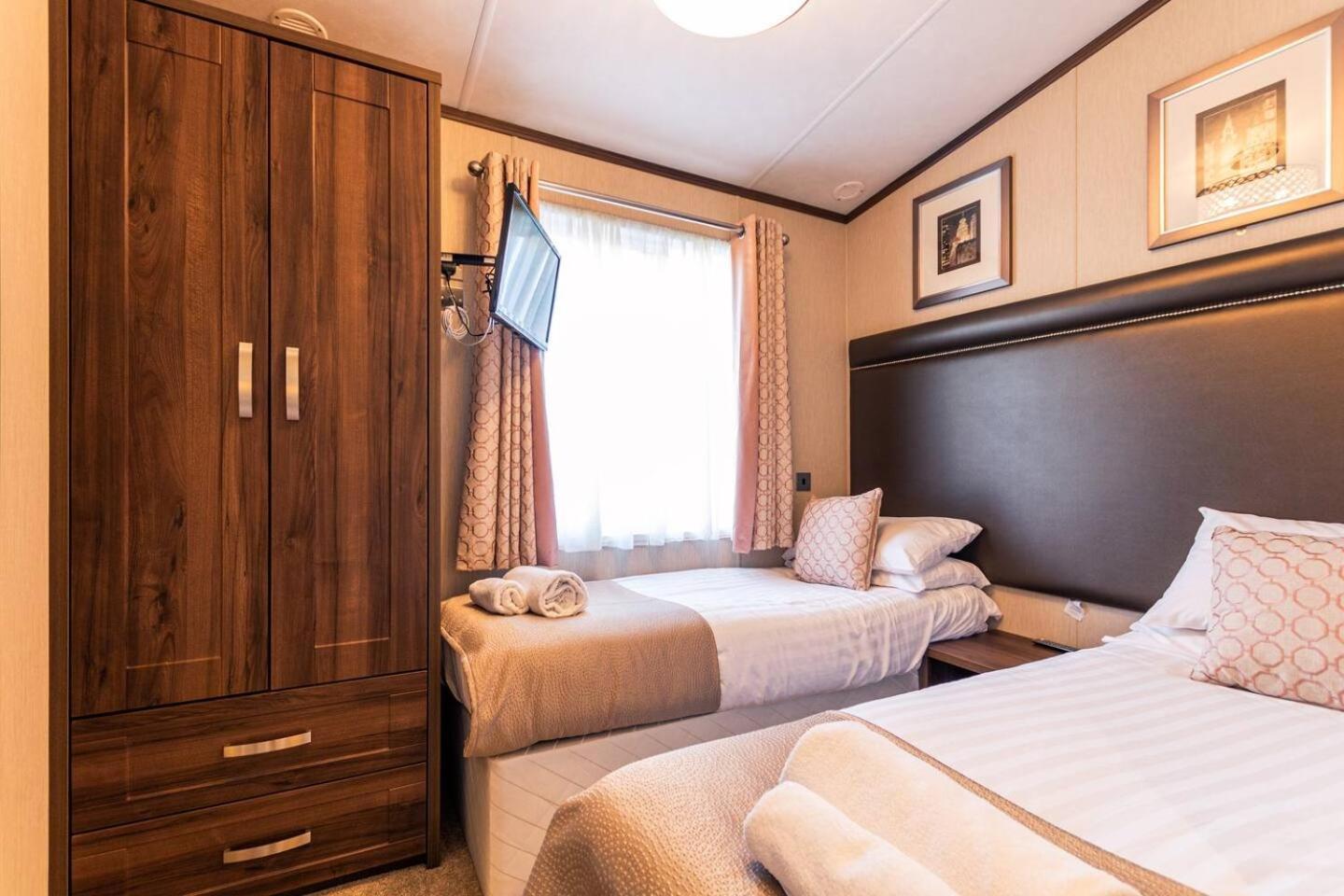 Lodge Lakeside Gem With Hot Tub York
