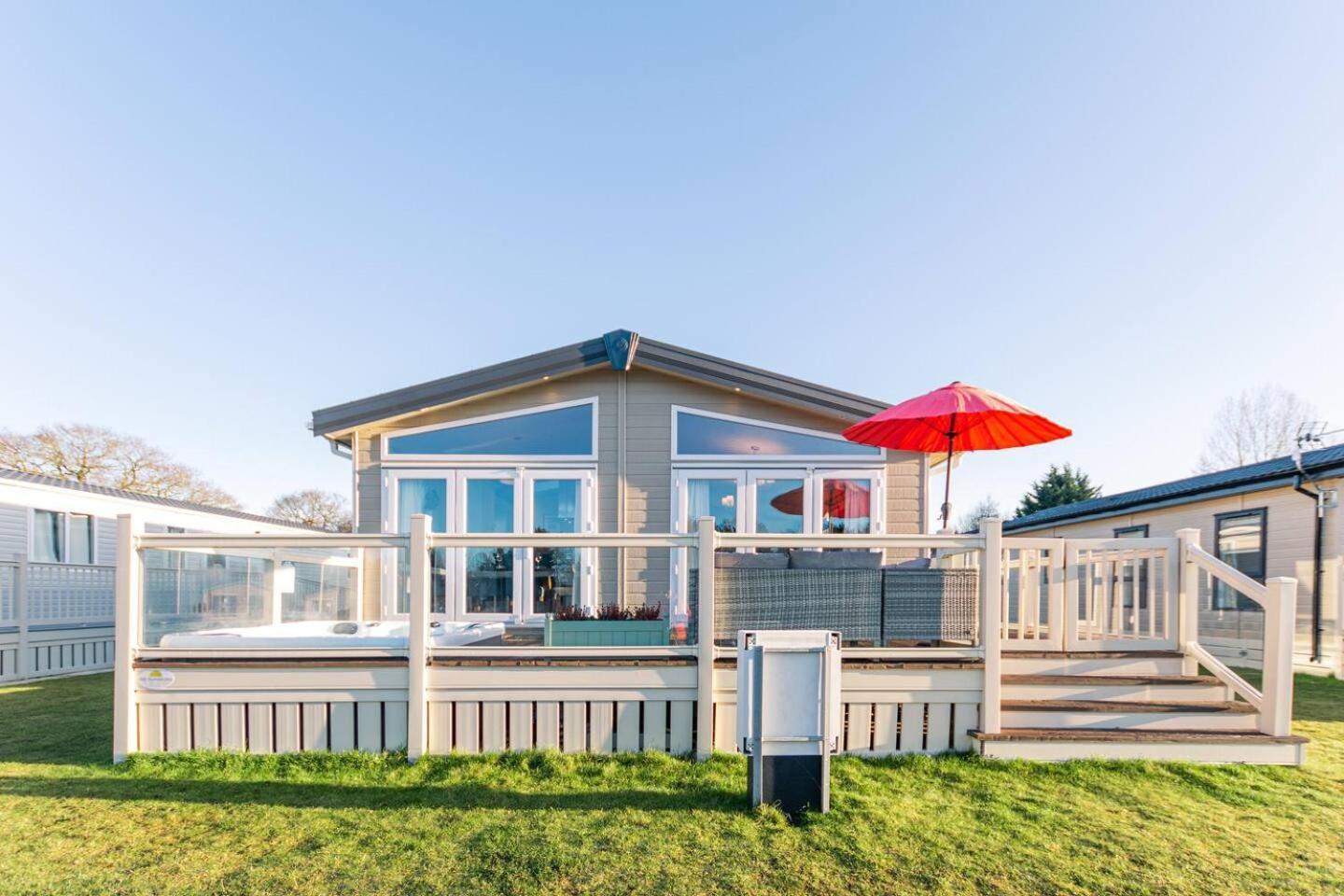 Lakeside Gem With Hot Tub York