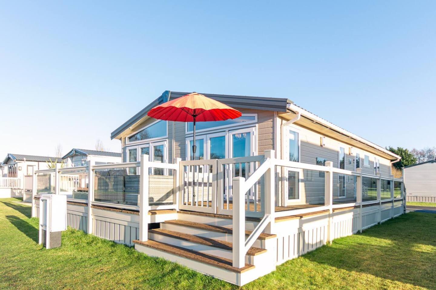 Lodge Lakeside Gem With Hot Tub *