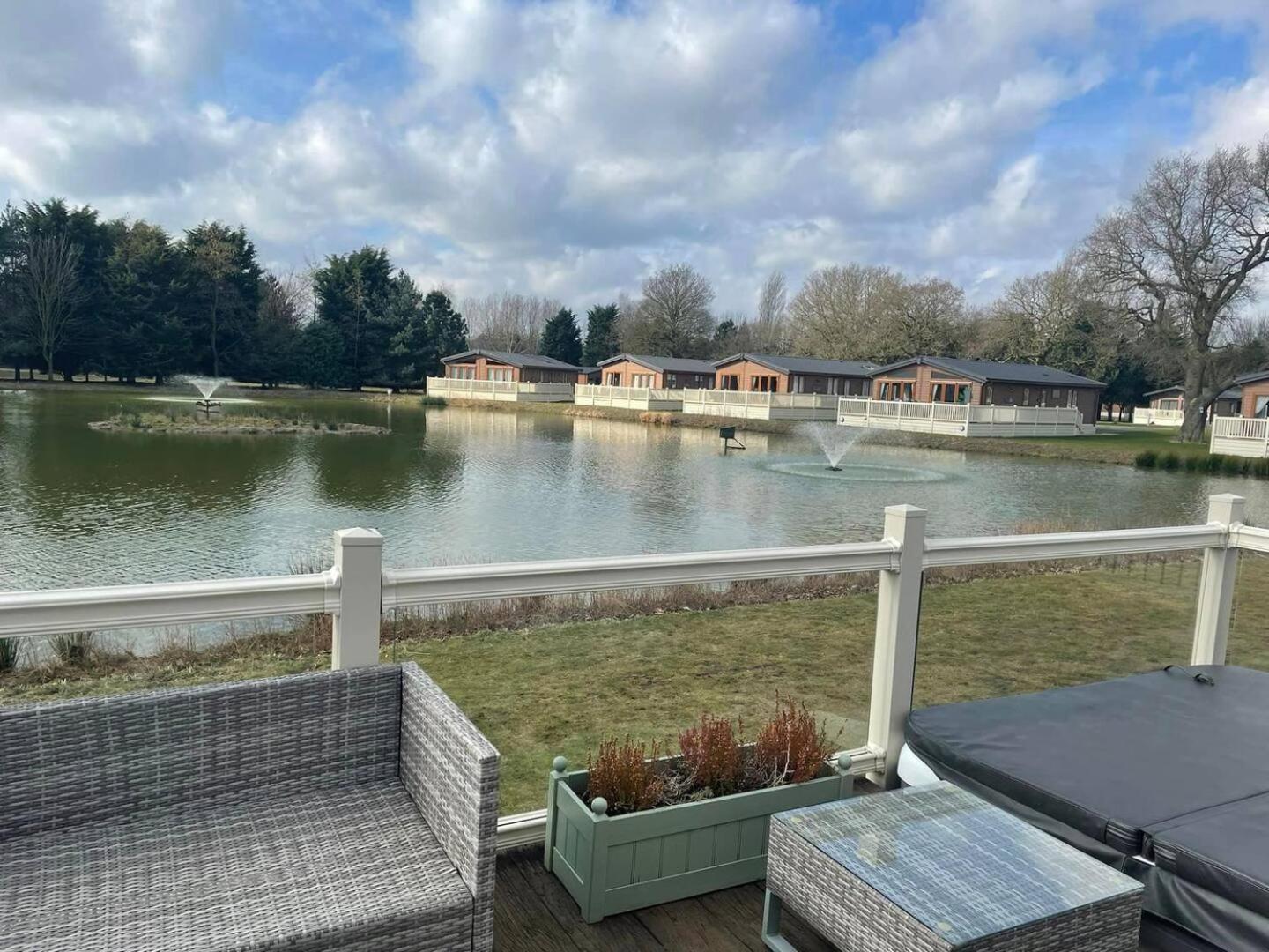 Lodge Lakeside Gem With Hot Tub