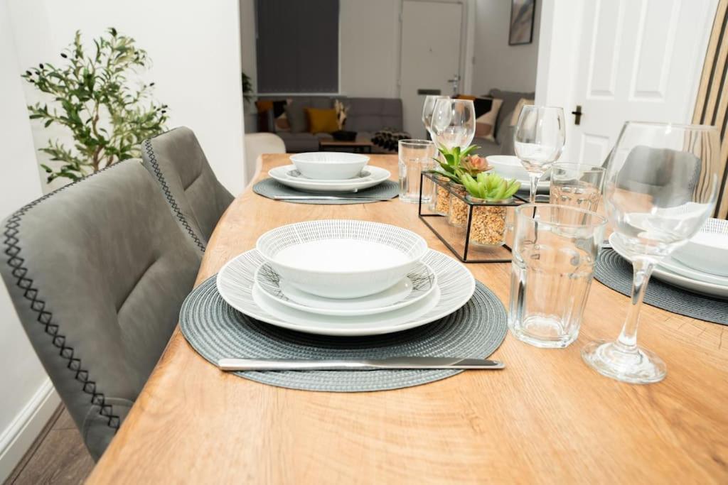 Stylish In - Free Wifi & Parking - Close To Racecourse & Centre Apartment