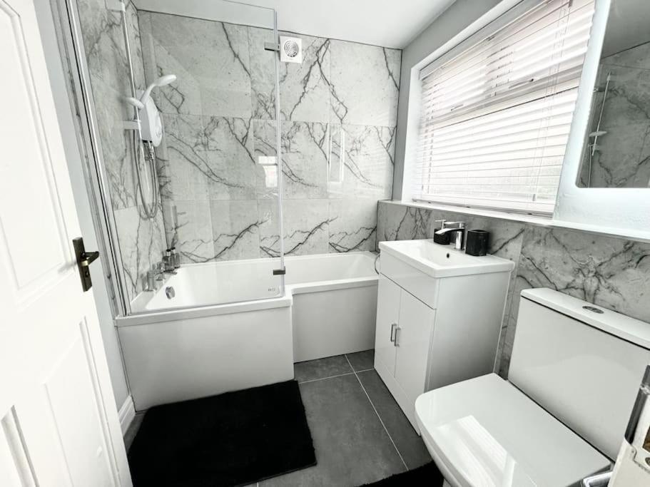 Stylish In - Free Wifi & Parking - Close To Racecourse & Centre *