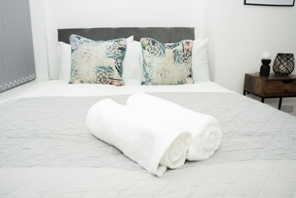 Stylish In - Free Wifi & Parking - Close To Racecourse & Centre Apartment *