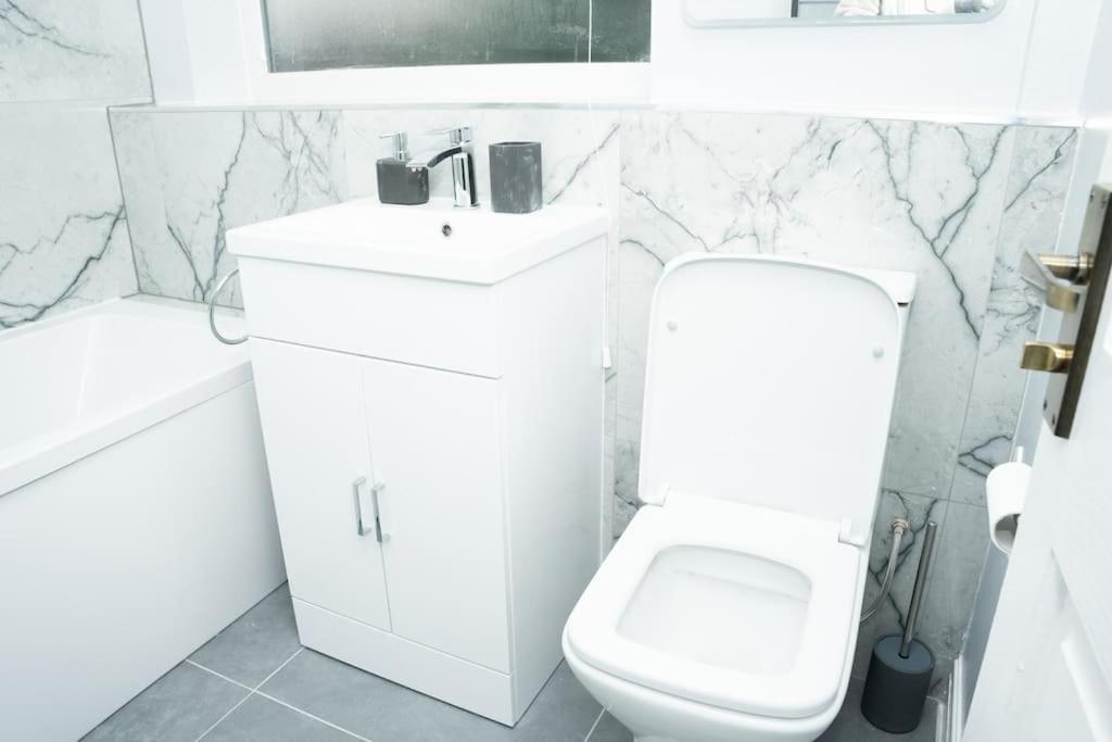 Apartment Stylish In - Free Wifi & Parking - Close To Racecourse & Centre *