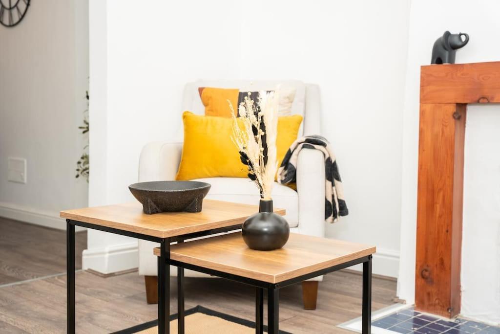 Stylish In - Free Wifi & Parking - Close To Racecourse & Centre Apartment