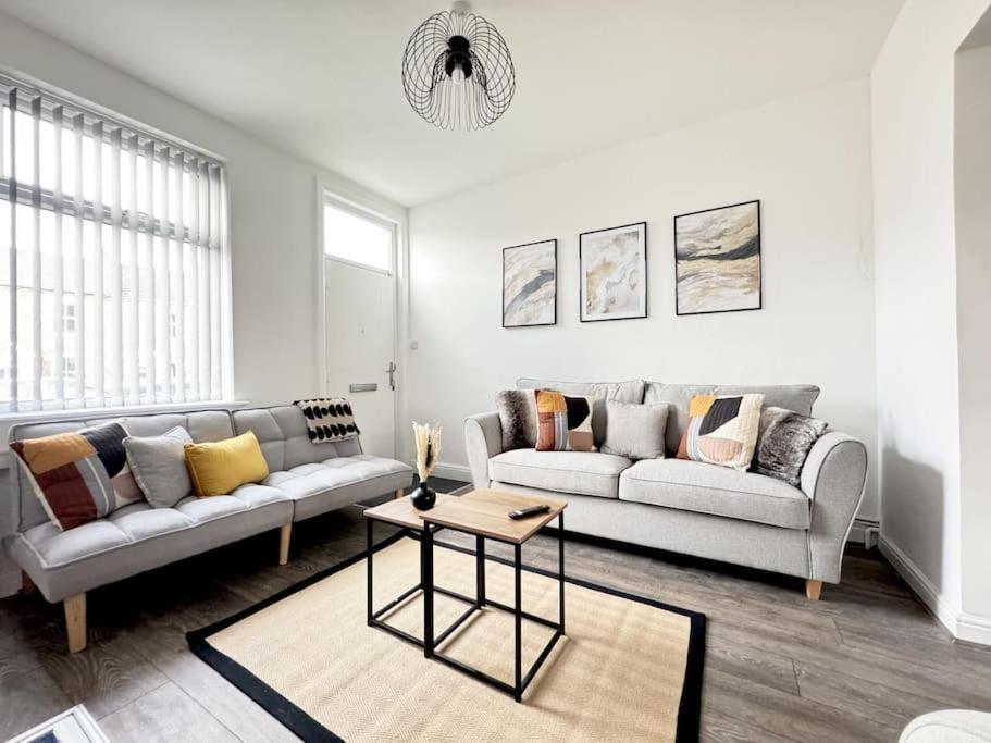 Apartment Stylish In - Free Wifi & Parking - Close To Racecourse & Centre