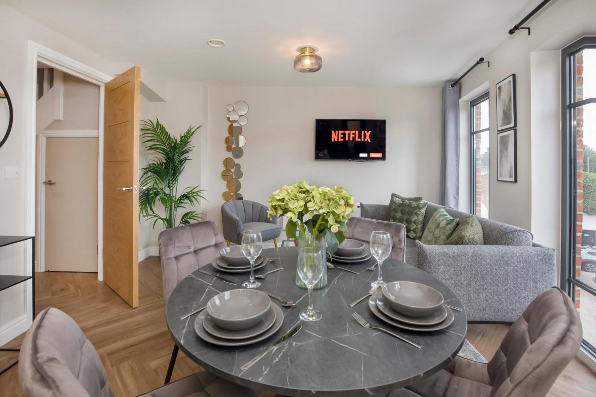 Crescent Court Modern And Luxurious