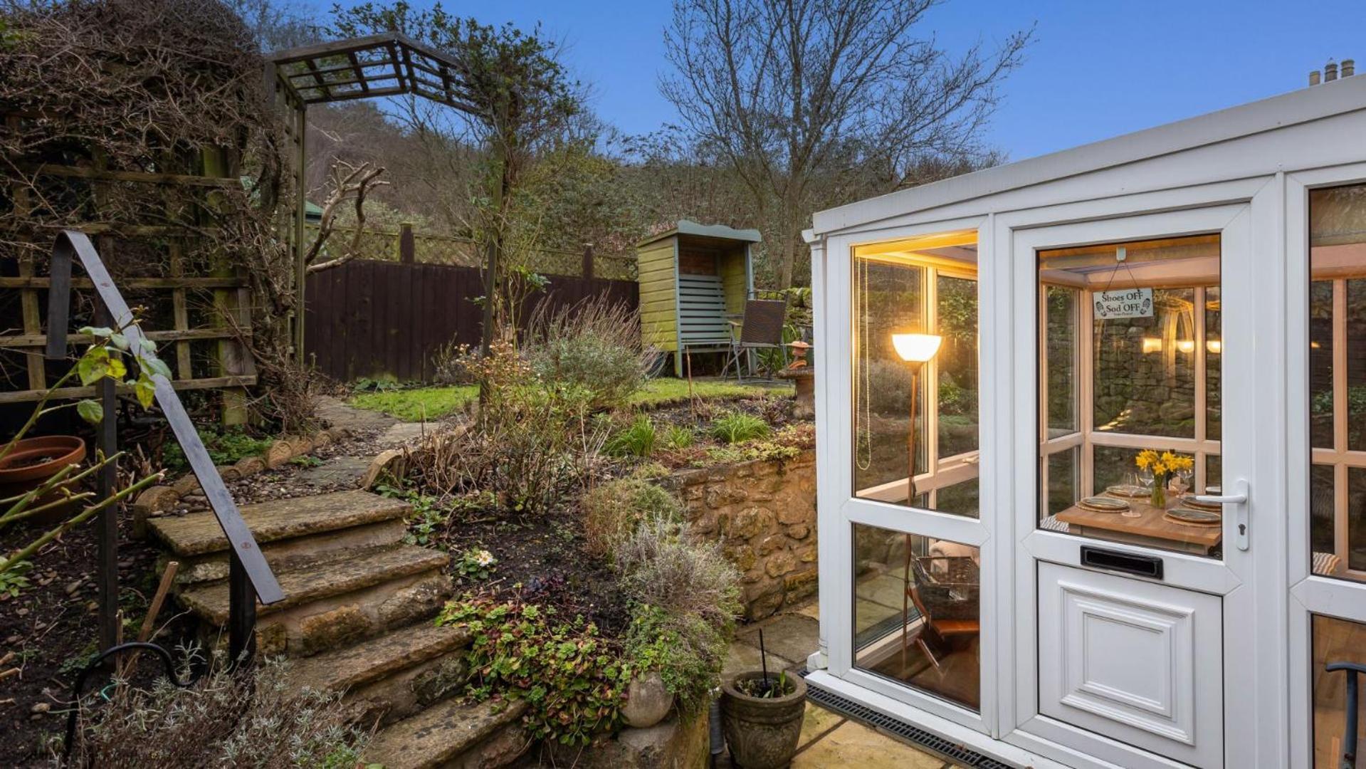 Picturesque Stone In The Heart Of North Yorkshire Village - Hideaway Holiday home *