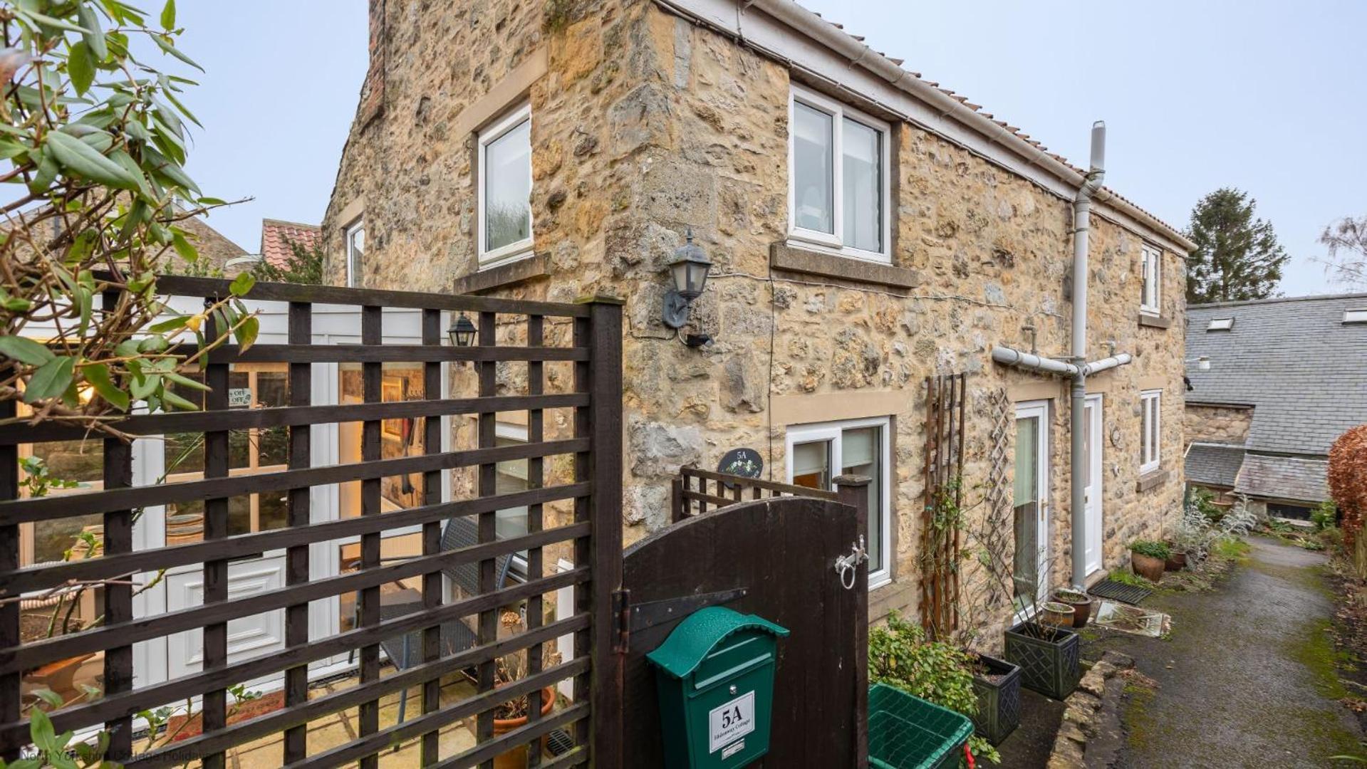 Picturesque Stone In The Heart Of North Yorkshire Village - Hideaway Holiday home *