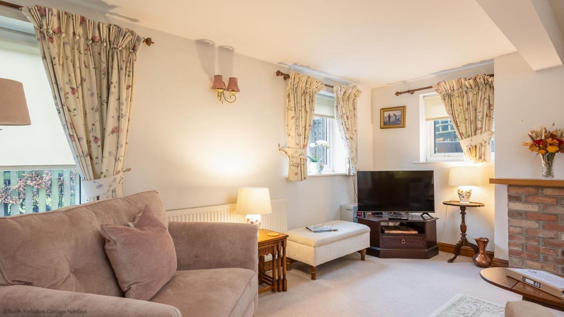 Holiday home Picturesque Stone In The Heart Of North Yorkshire Village - Hideaway *
